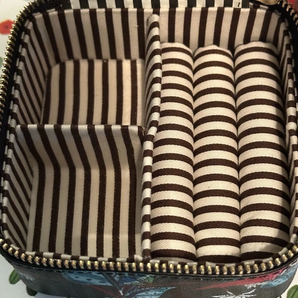 NWOT Henri Bendel Travel Jewelry Case in Hard to Find Design!